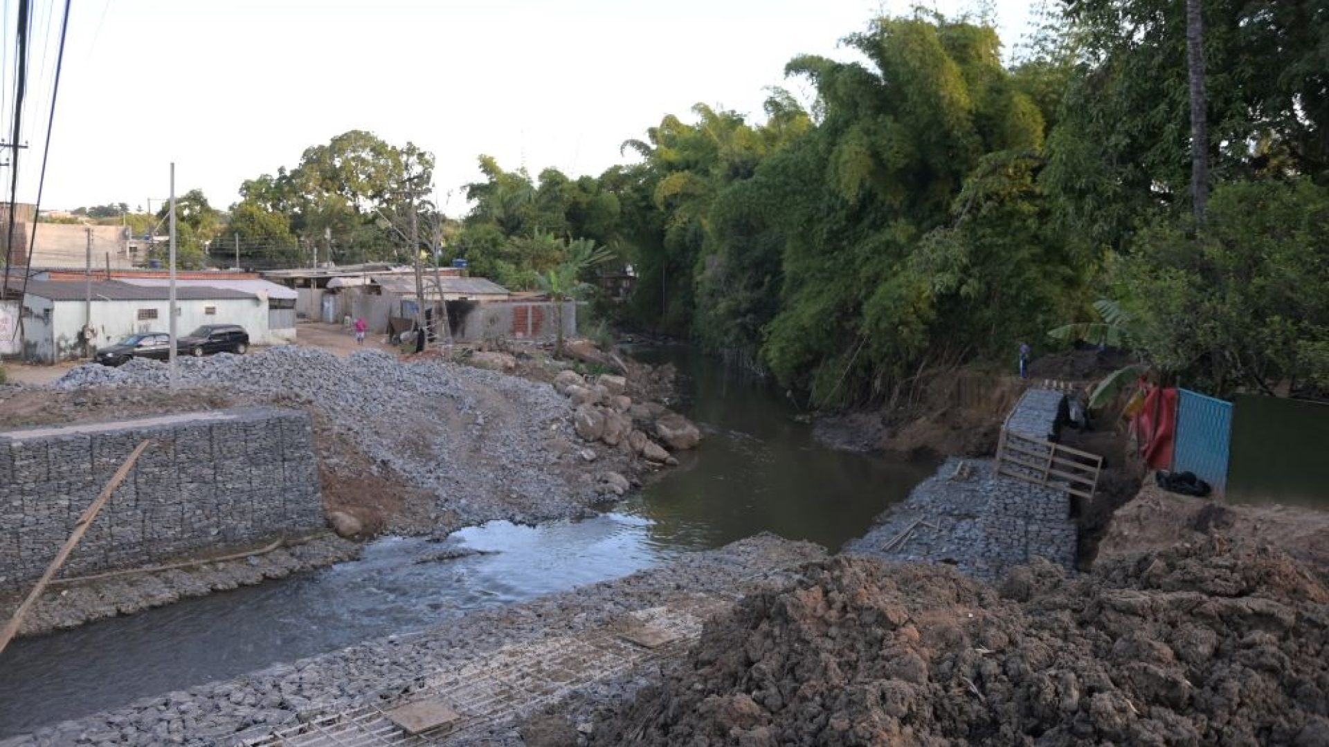 Impactos da chuva forte que atingiu as casas de moradores da Vila Cauhy