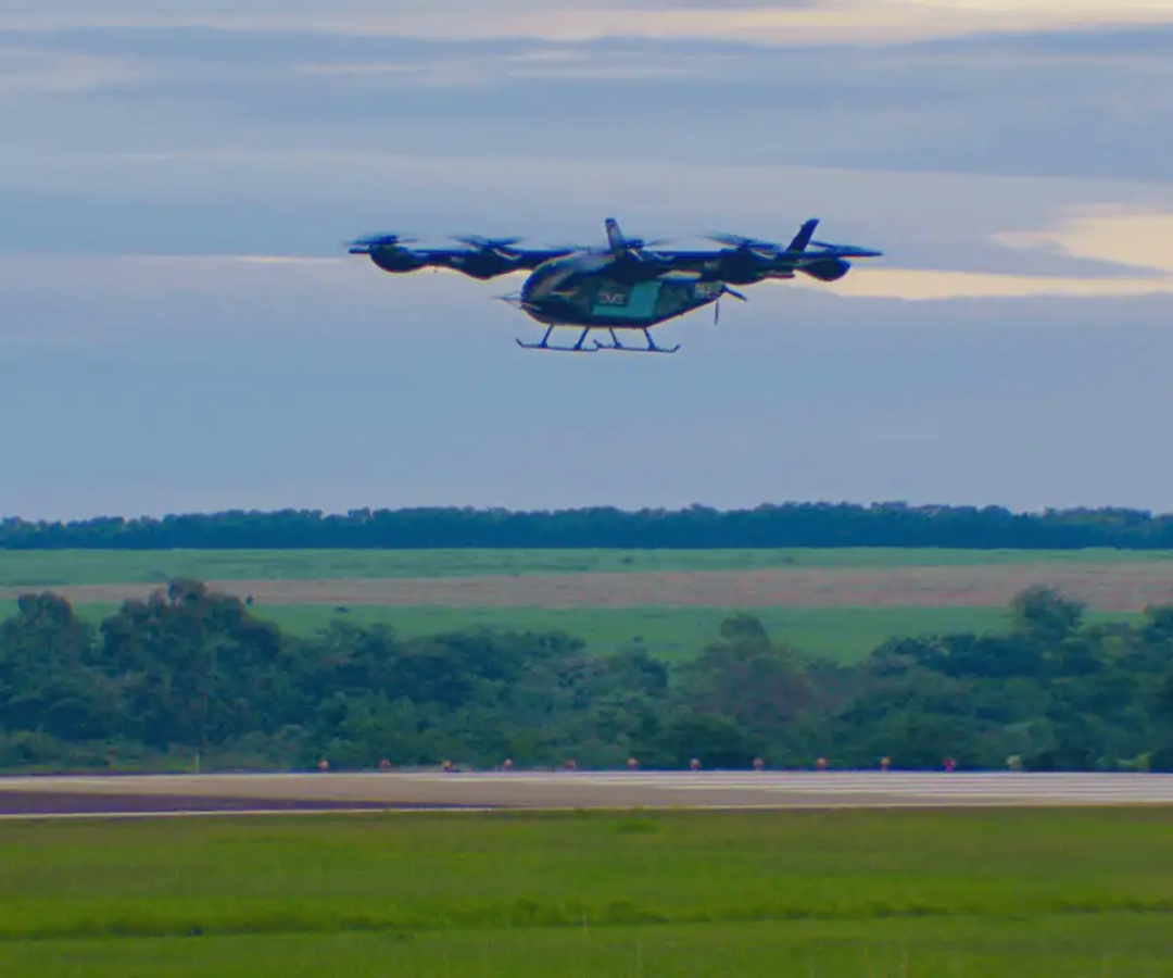 Eve, da Embraer, faz primeiro voo do protótipo de "carro voador"