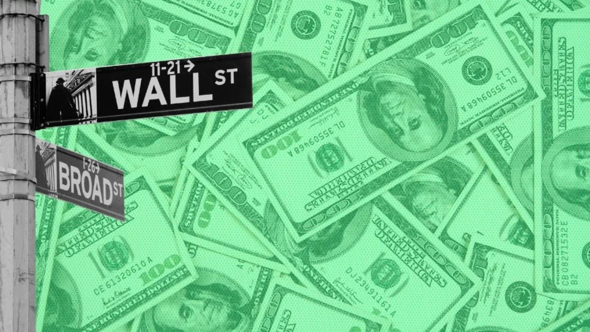 Juros Altos nos EUA: Quais Setores de Wall Street Lucram com o Aperto do Fed? Colagem artística com um fundo de dezenas de notas de 100 dólares americanas sobrepostas e coloridas em tons de verde vibrante. No canto esquerdo, em contraste, há um poste urbano preto e branco com placas de rua de Nova York indicando "Wall St" e "Broad St", simbolizando o mercado financeiro e a economia americana.