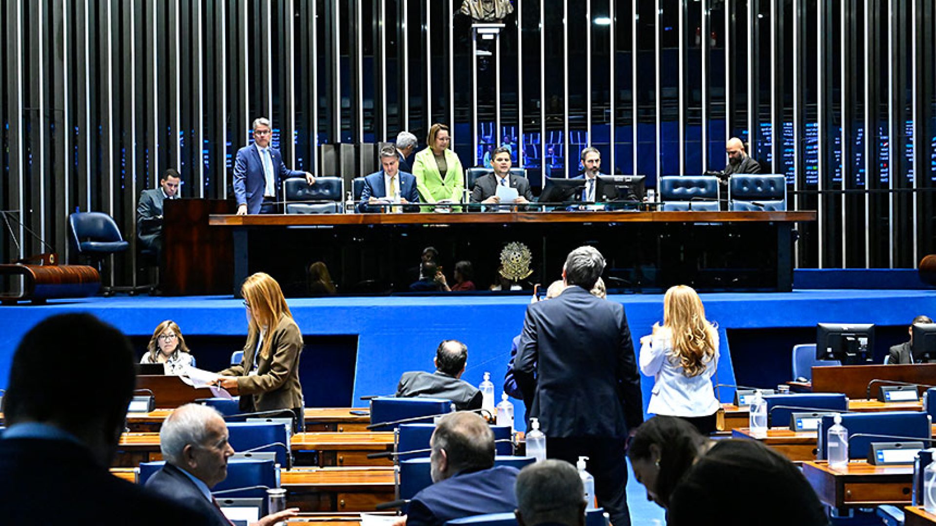Parlamentares à bancada.