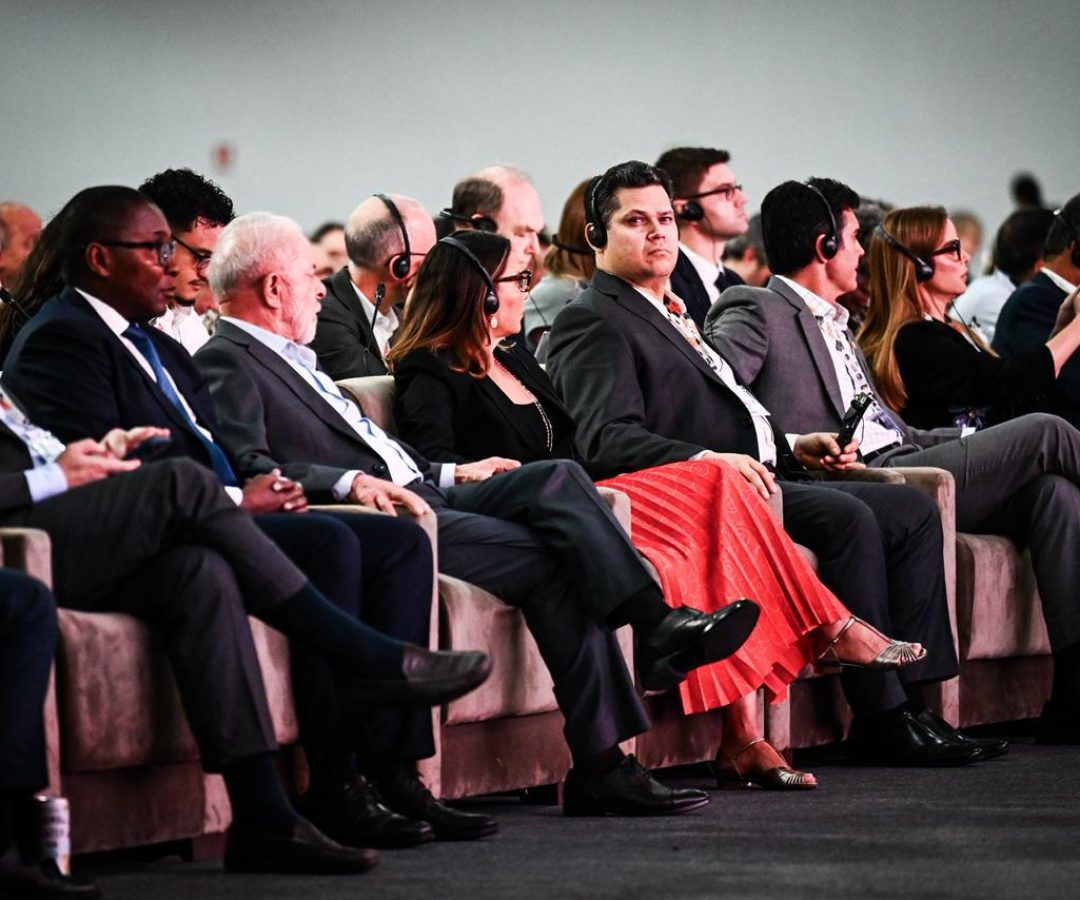 De volta a Belém (PA), desta vez para a abertura da 30ª Conferência do Clima da ONU (COP30), o presidente do Congresso Nacional e do Senado Federal, Davi Alcolumbre (União-AP), afirmou, nesta segunda-feira (10), que o Brasil tem contribuído de forma efetiva para a proteção do meio ambiente. Ele citou o caso de seu estado, o Amapá, considerado líder nacional em preservação ambiental e pioneiro em projetos que aliam desenvolvimento socioeconômico e cuidado com a natureza.
