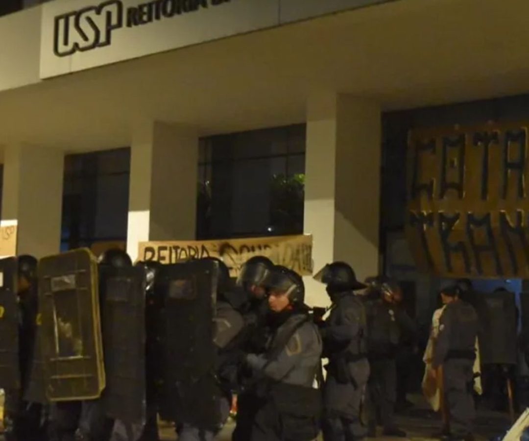 Vereadores provocam universitários em SP e ato tem confronto
