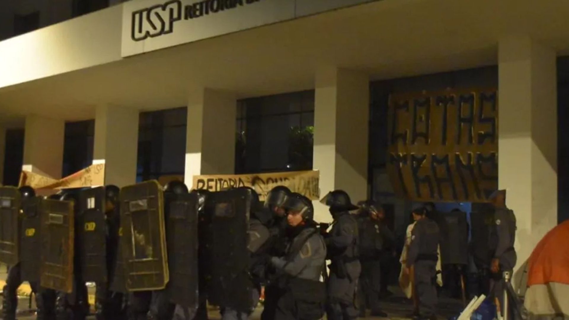 Vereadores provocam universitários em SP e ato tem confronto