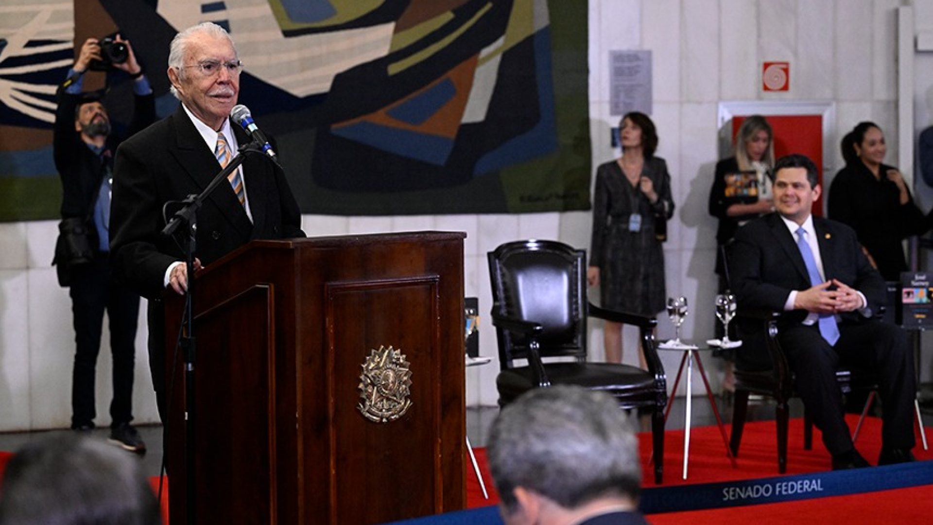 José Sarney relança três de seus romances no Senado — Senado Notícias