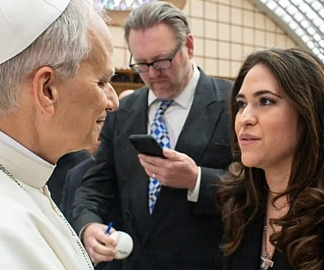 Papa nomeia primeira mulher para liderar comunicações do Vaticano