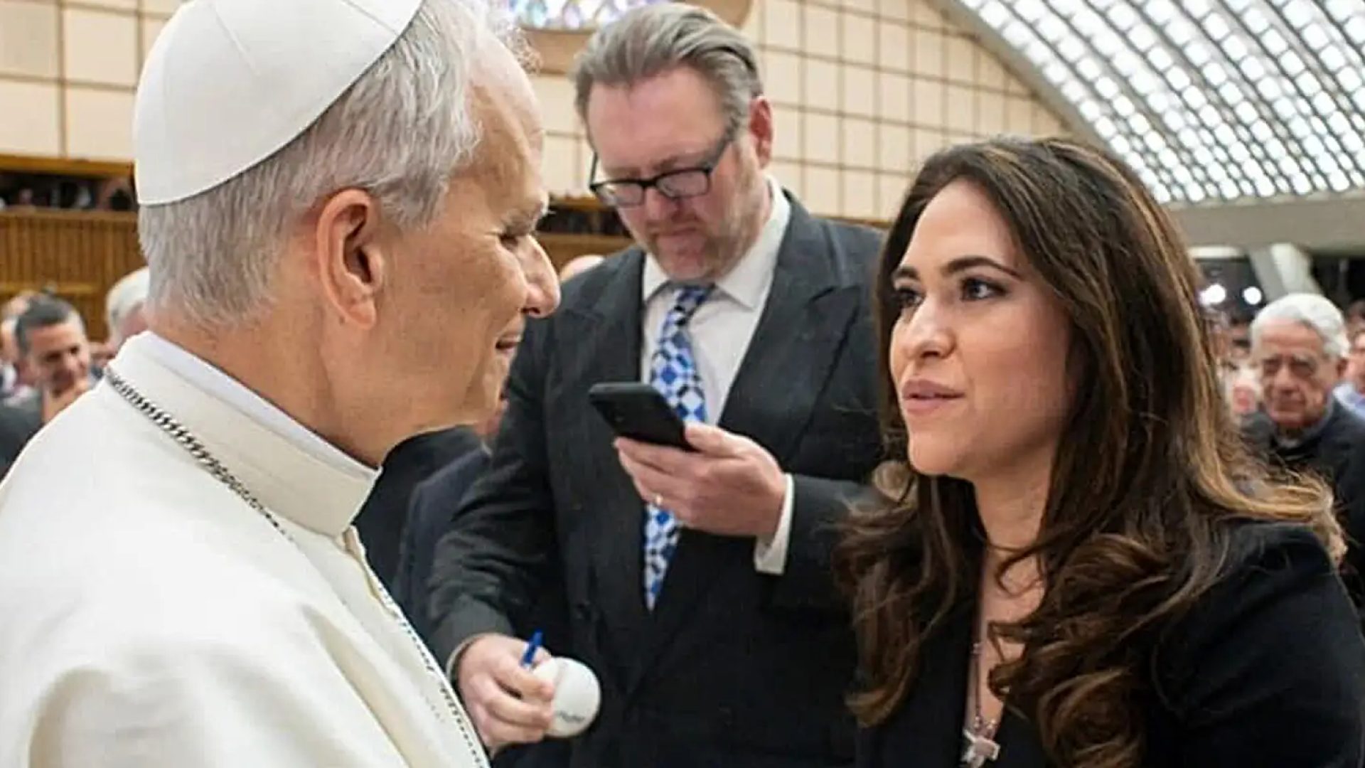 Papa nomeia primeira mulher para liderar comunicações do Vaticano