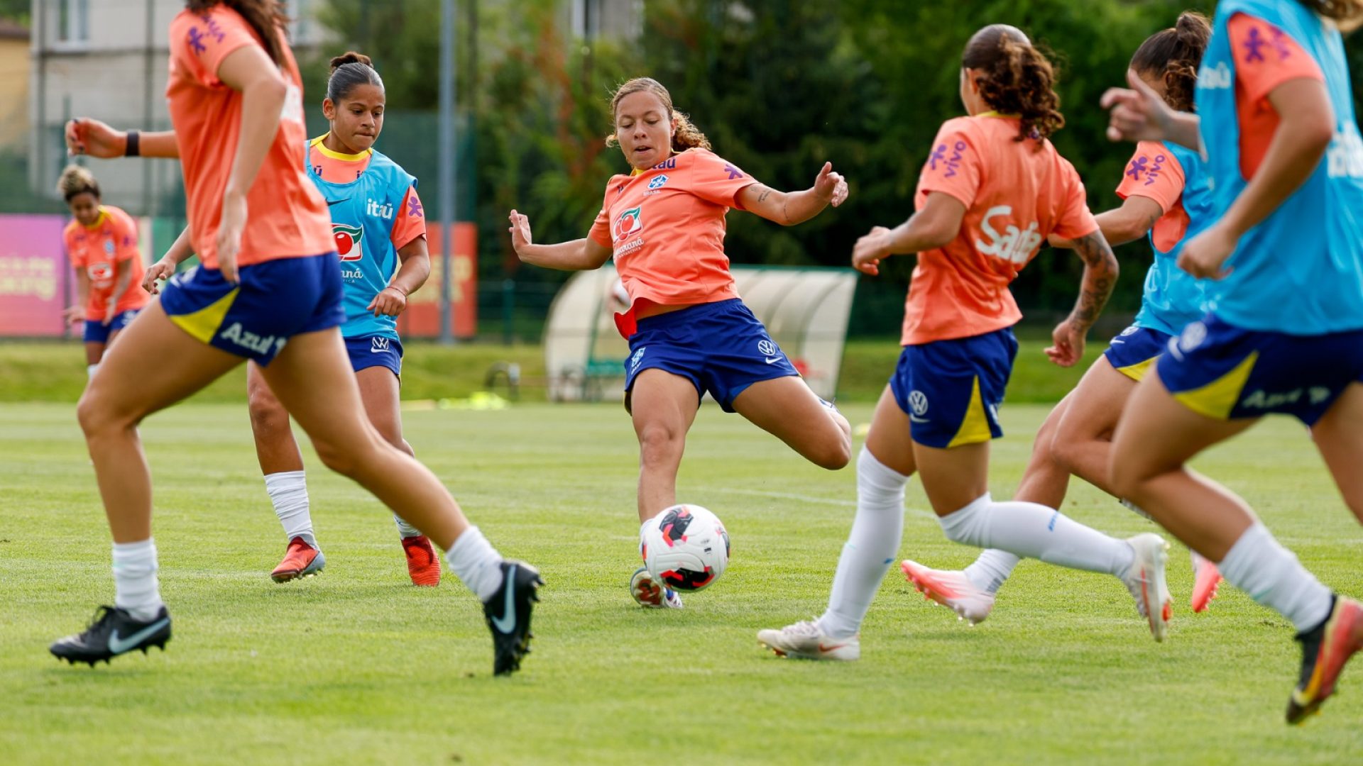 O texto estabelece diretrizes para o desenvolvimento do futebol feminino no Brasil. Além de dar prioridade ao futebol feminino, exige a elaboração de um plano de legado social, esportivo e financeiro da Copa do Mundo Feminina da Fifa 2027, que será realizada no Brasil.