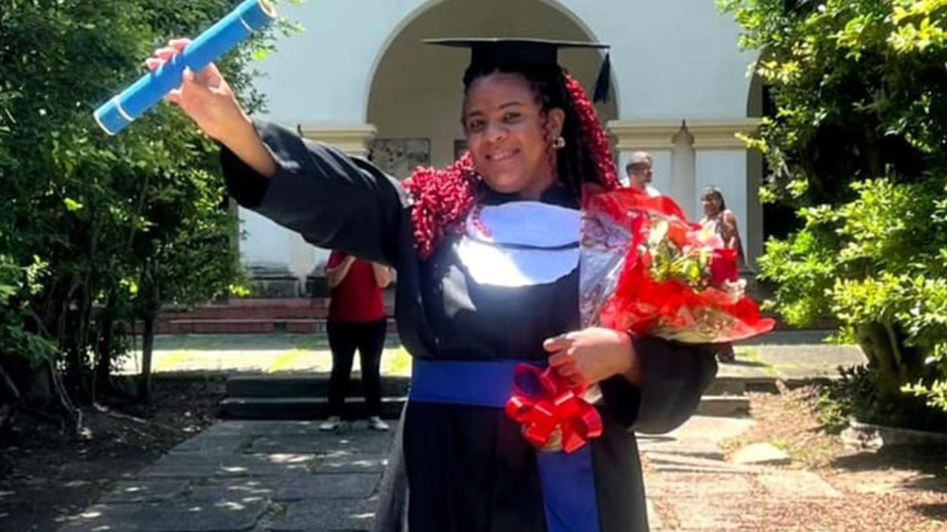 Mulher trans chega à universidade 25 anos após violência na escola