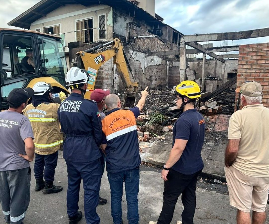 Bombeiros localizam quarta vítima da queda de avião no RS