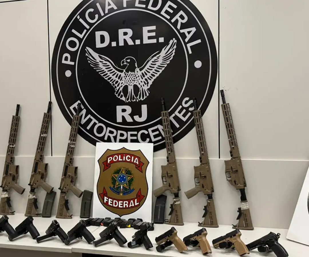 Em duas ações na Via Dutra, PF apreende 10 fuzis e 12 pistolas