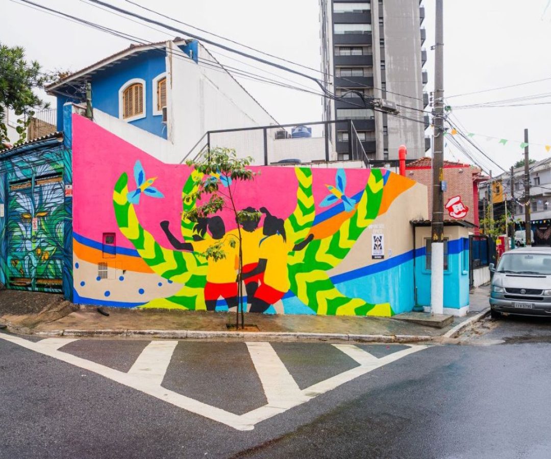 Mural em SP celebra futebol feminino um ano antes da Copa no Brasil